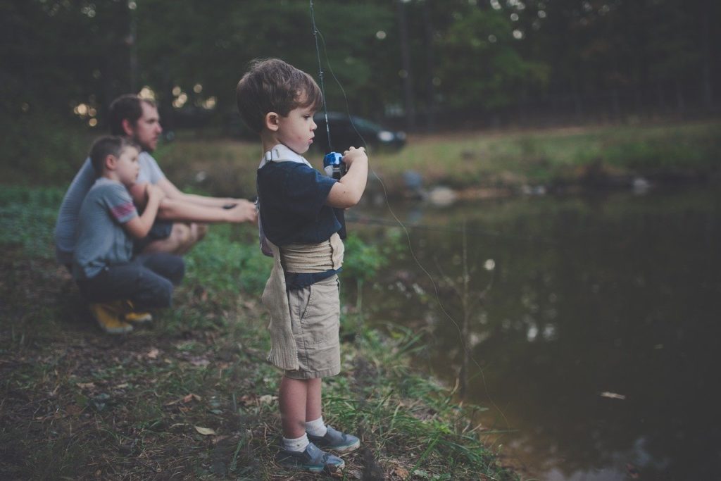 釣りをする少年